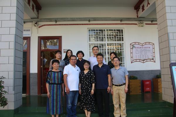 校领导和老师们与毕业生代表合影留念